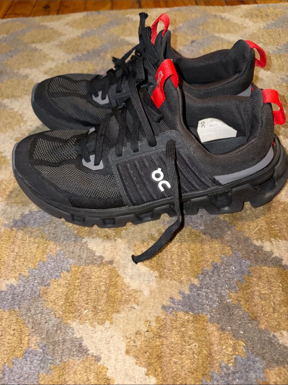On Running Cloudswift junior Shoe in Dark Gray with Red Pull Tab size 6.5Y